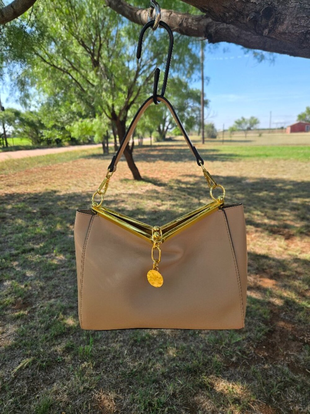 Kisslock beige handbag